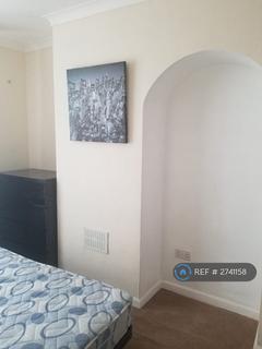 Studio to rent, Weston Green, Dagenham, RM9