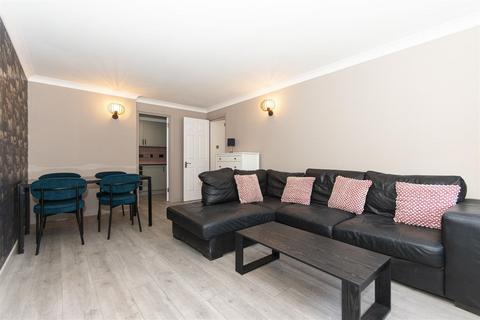 2 bedroom flat to rent, Falcon Road, Clapham Junction SW11