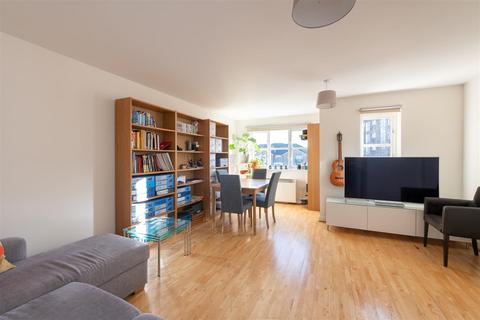 2 bedroom flat for sale, Pickard Close, London N14