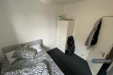 1 bedroom in a house share to rent, The Greenway, Uxbridge, UB8