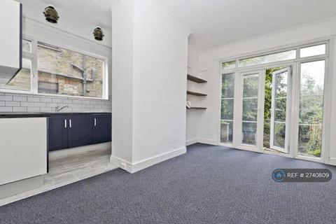 1 bedroom in a house share to rent, The Greenway, Uxbridge, UB8