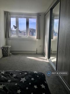 4 bedroom semi-detached house to rent, Grove Crescent, Feltham, TW13