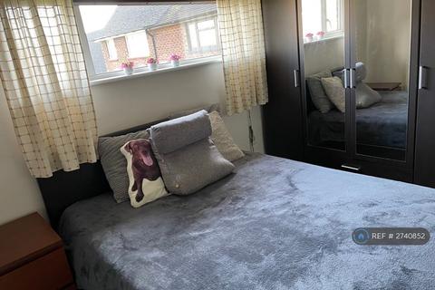 4 bedroom semi-detached house to rent, Grove Crescent, Feltham, TW13