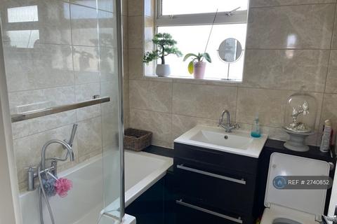 4 bedroom semi-detached house to rent, Grove Crescent, Feltham, TW13