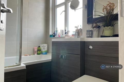 4 bedroom semi-detached house to rent, Grove Crescent, Feltham, TW13