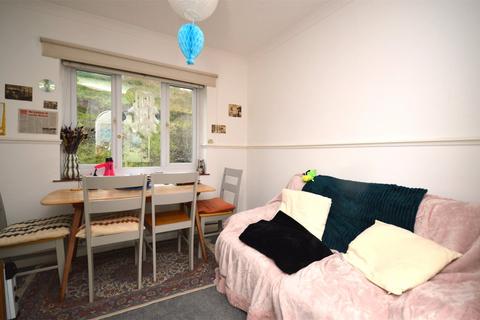 4 bedroom semi-detached house to rent, Auckland Drive, Brighton BN2