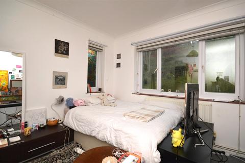 4 bedroom semi-detached house to rent, Auckland Drive, Brighton BN2