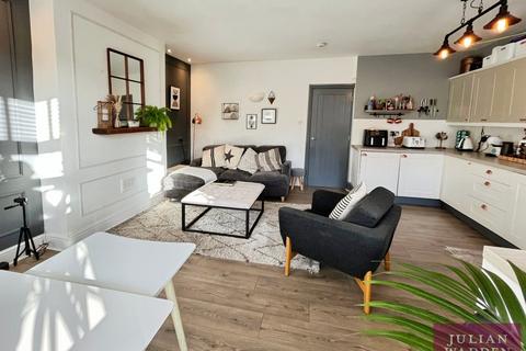2 bedroom flat for sale, Central Road, West Didsbury, Manchester, M20