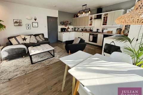 2 bedroom flat for sale, Central Road, West Didsbury, Manchester, M20