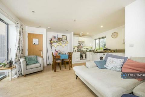 2 bedroom flat to rent, Ash Close, Isleworth, TW7