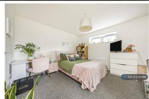 2 bedroom flat to rent, Ash Close, Isleworth, TW7