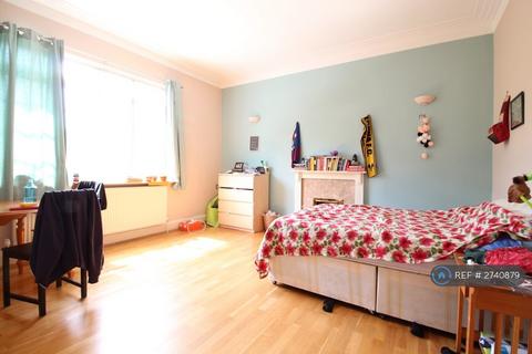 1 bedroom in a flat share to rent, Dulwich Wood Park, London, SE19