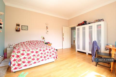 1 bedroom in a flat share to rent, Dulwich Wood Park, London, SE19
