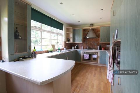 1 bedroom in a flat share to rent, Dulwich Wood Park, London, SE19