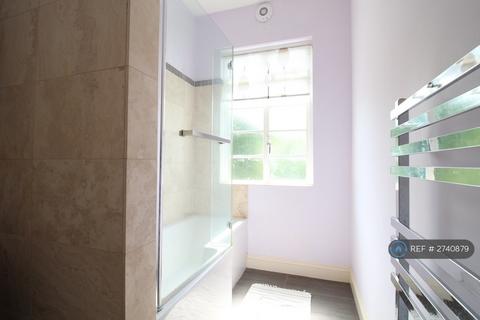 1 bedroom in a flat share to rent, Dulwich Wood Park, London, SE19