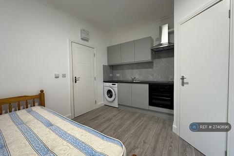 Studio to rent, Finchley Road, London, NW11