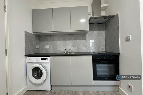 Studio to rent, Finchley Road, London, NW11