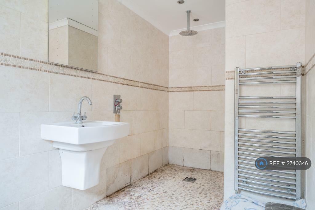 Bedroom 2 (Ensuite)