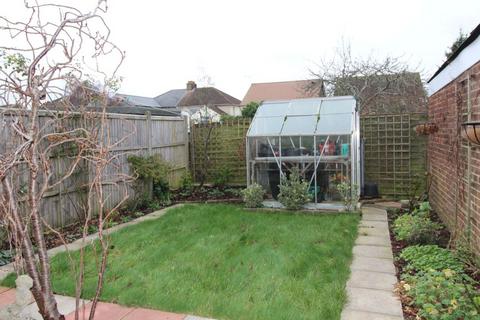 3 bedroom semi-detached house to rent, Fairfield Close, Burgess Hill, RH15