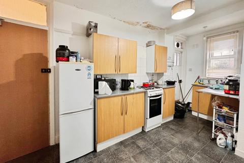 Studio to rent, Carlingford Drive, Westcliff-On-Sea