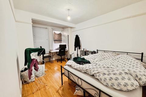 Studio to rent, Carlingford Drive, Westcliff-On-Sea