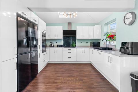 4 bedroom semi-detached house for sale, Hevers Avenue, Horley RH6