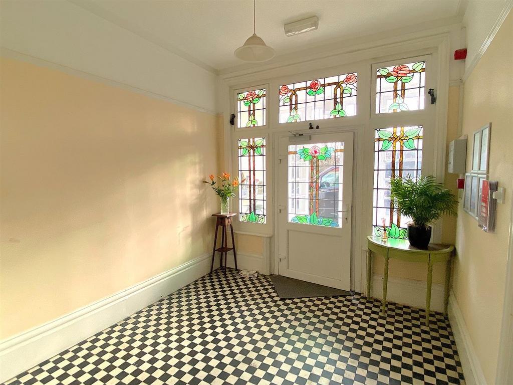 69 De la Warr Rd - Common Hall.jpg