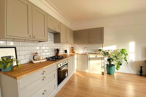 2 bedroom flat for sale, De La Warr Road, Bexhill-On-Sea
