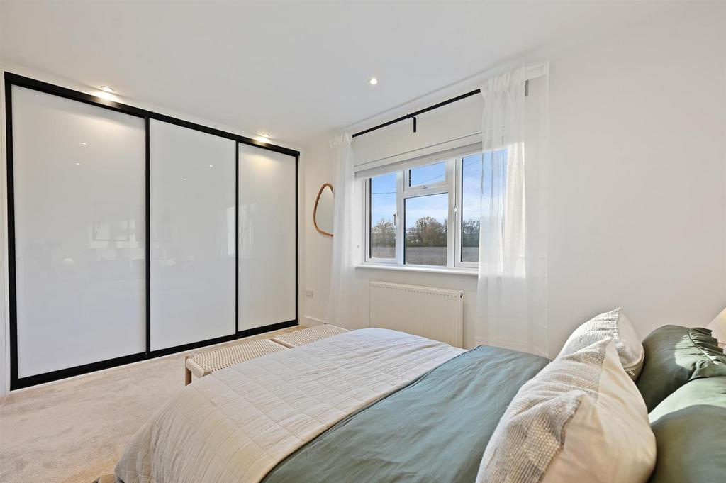 Bedroom 2 - Wardrobes.jpg