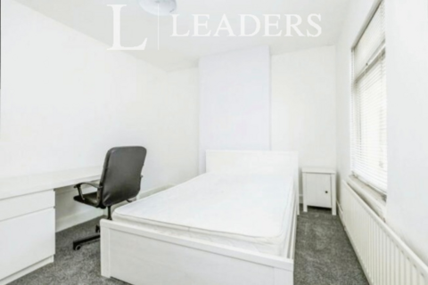 4 bedroom terraced house to rent, Mellard Street, ST5