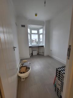 5 bedroom semi-detached house to rent, Highfield Close, London NW9