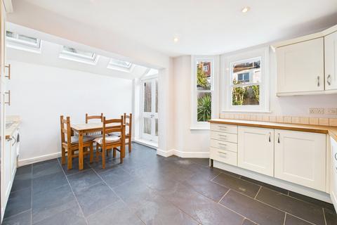 2 bedroom apartment to rent, Grandison Road