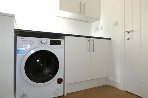 2 bedroom semi-detached house to rent, Spire Close, Ramsgate, CT11