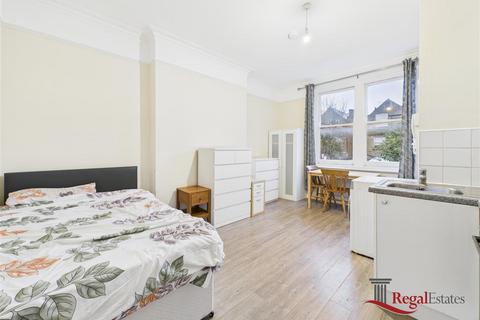 Studio to rent, Park Avenue, London, NW2 5AP