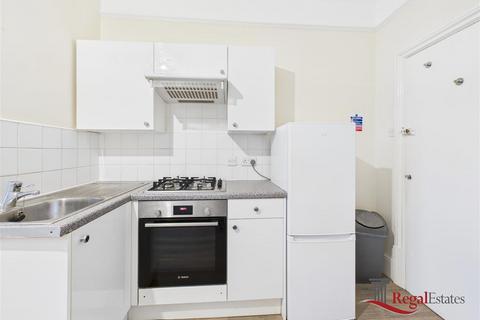Studio to rent, Park Avenue, London, NW2 5AP