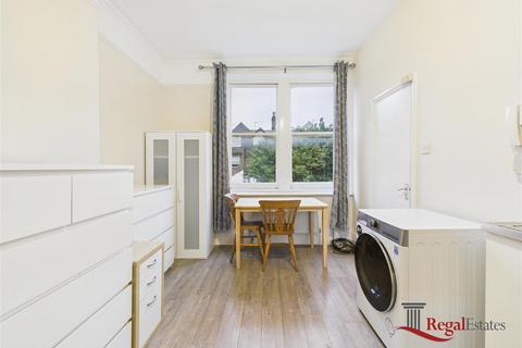 Studio to rent, Park Avenue, London, NW2 5AP