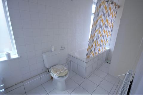 3 bedroom maisonette to rent, Tomswood Hill, IG6 2QS