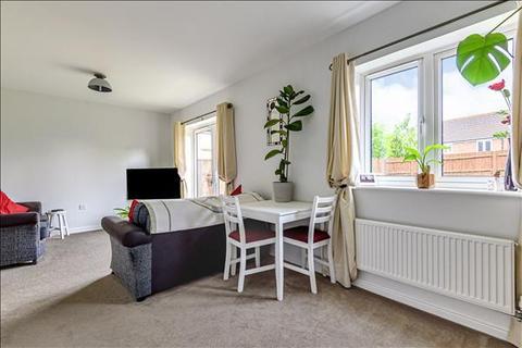 3 bedroom detached house to rent, Silks Way,ANDOVER TOWN