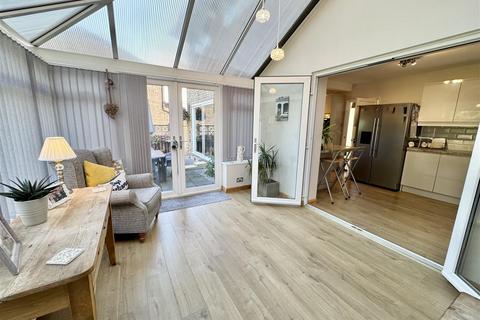 4 bedroom detached house for sale, Oaks Farm Drive, Darton