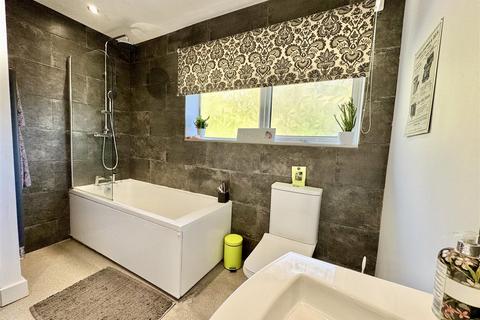4 bedroom detached house for sale, Oaks Farm Drive, Darton