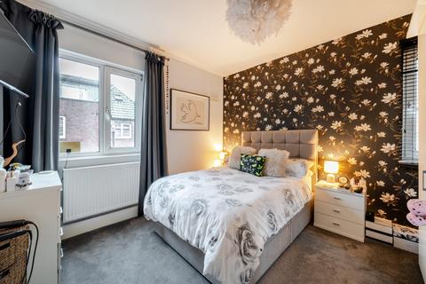 2 bedroom flat for sale, Jean House, Tooting Grove, SW17