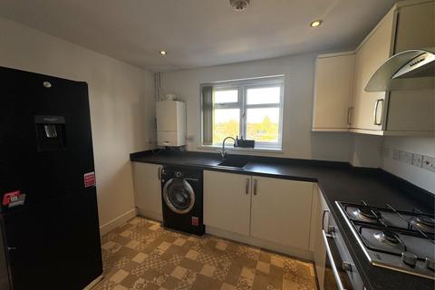 3 bedroom flat to rent, Milligan Road, Leicester LE2