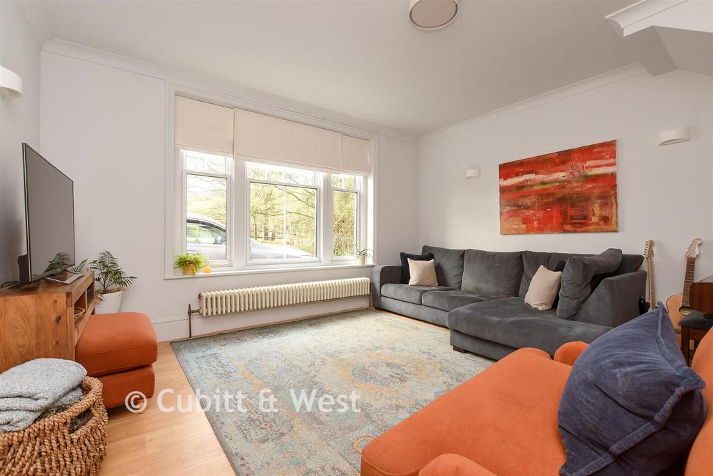 House in Dorking - View 5
