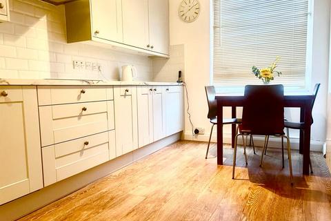 2 bedroom flat to rent, 7 Bramlands Close, SW11