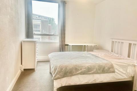2 bedroom flat to rent, 7 Bramlands Close, SW11