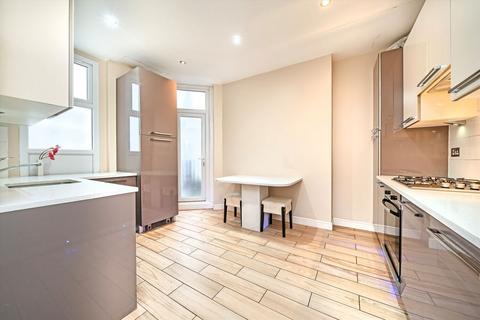 3 bedroom flat for sale, Blomfield Court, London W9