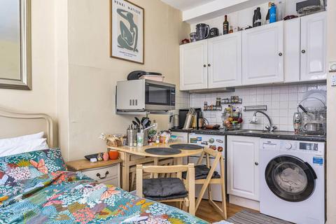 Studio to rent, Aylesford Street, Pimlico, London, SW1V