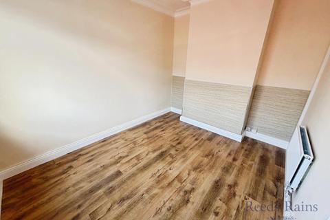 2 bedroom terraced house to rent, Leek Road, Staffordshire ST1