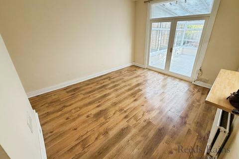 2 bedroom terraced house to rent, Leek Road, Staffordshire ST1