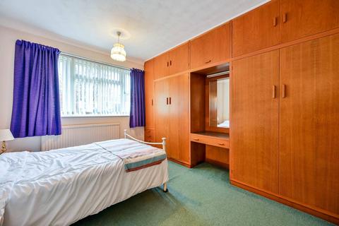 2 bedroom bungalow for sale, Sandalwood Avenue, Chertsey, KT16